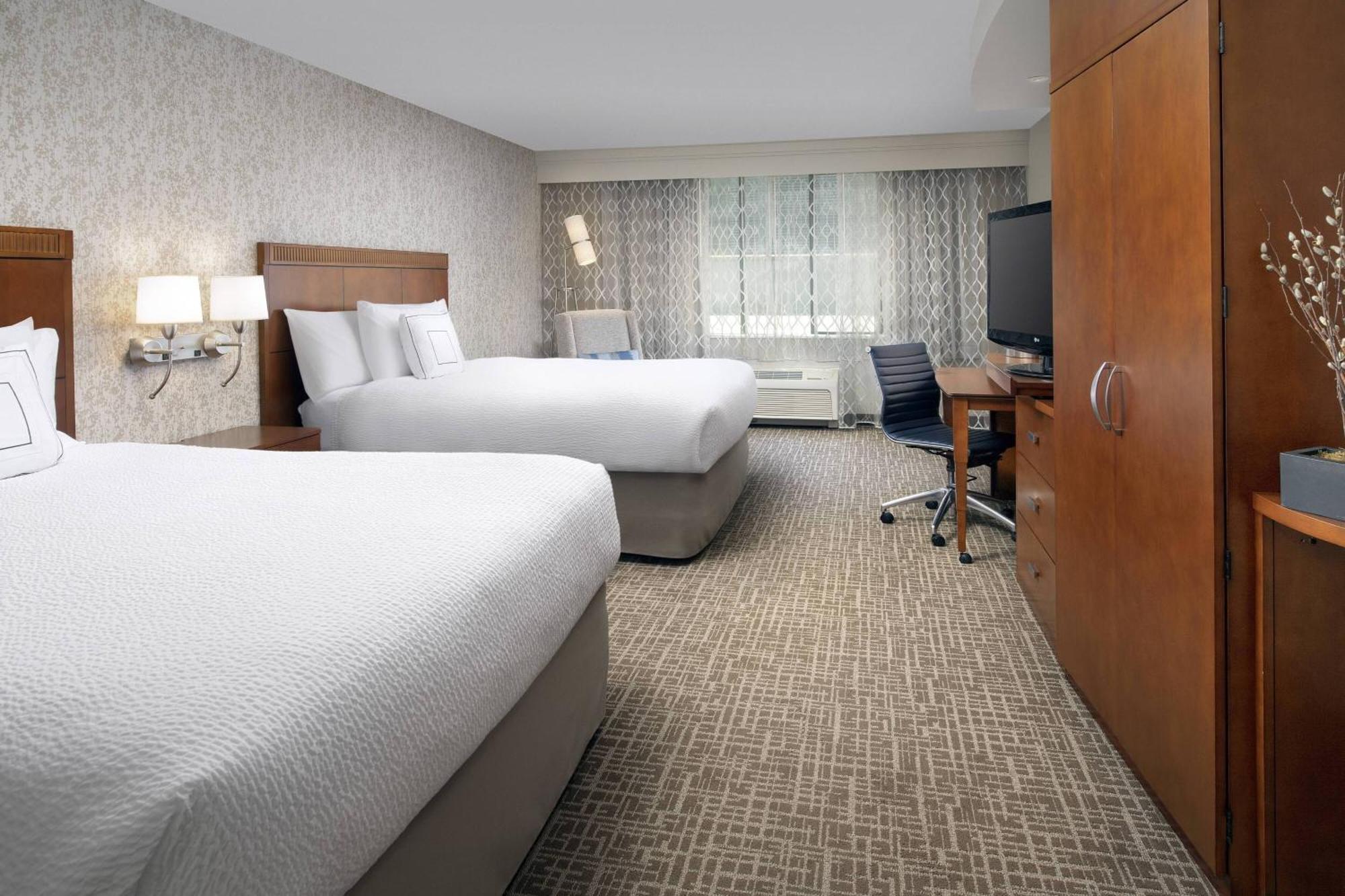 Courtyard Tacoma Downtown Hotel Exterior photo