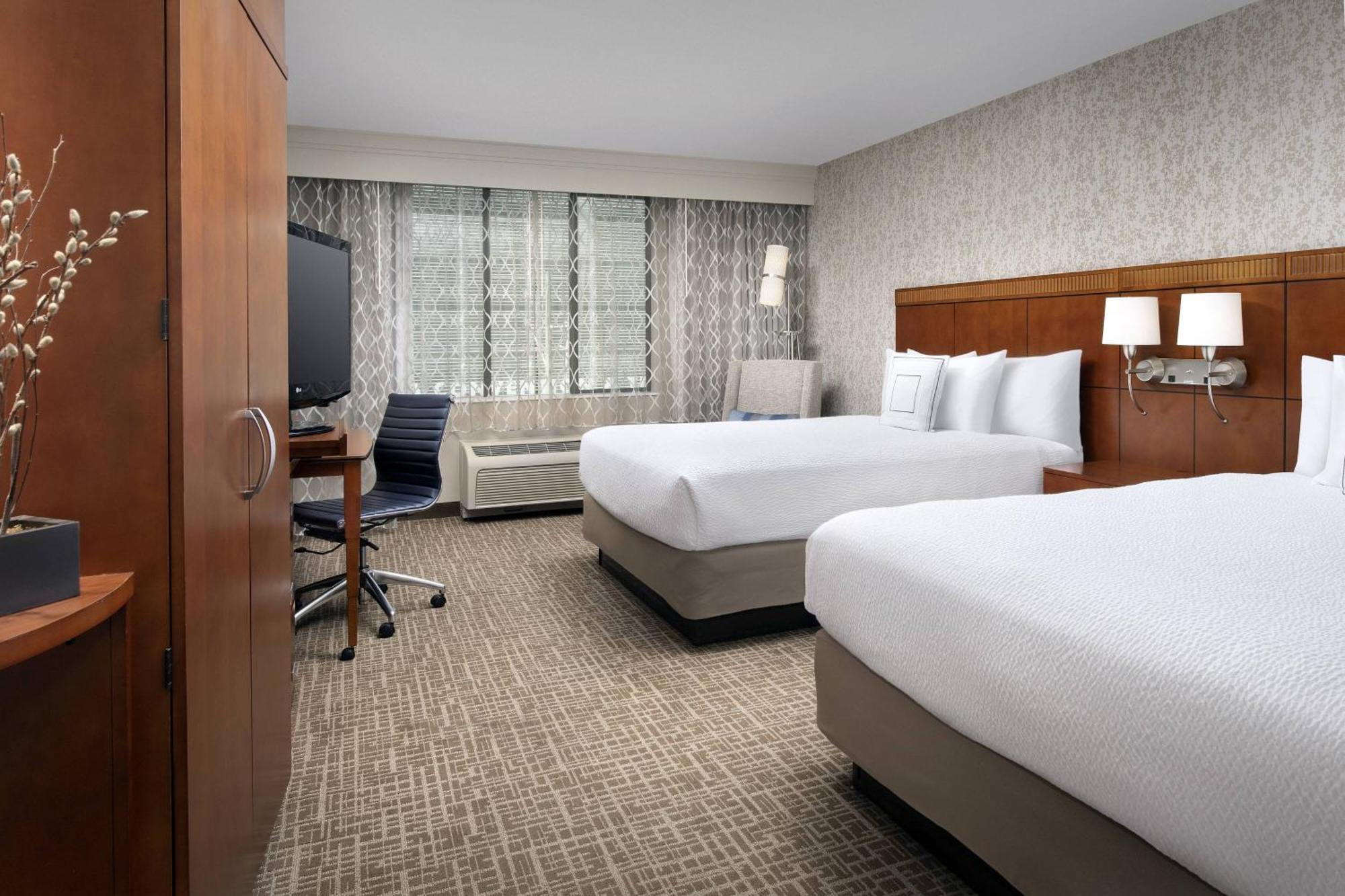 Courtyard Tacoma Downtown Hotel Exterior photo