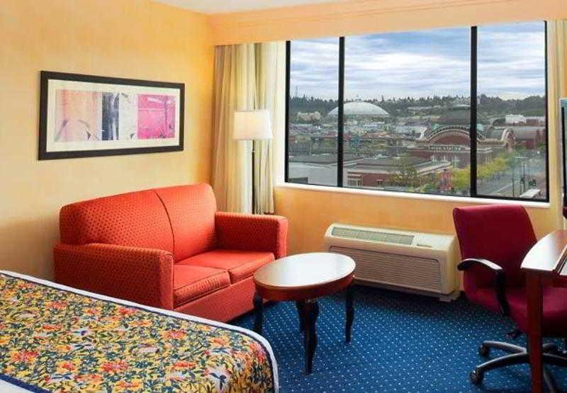 Courtyard Tacoma Downtown Hotel Room photo
